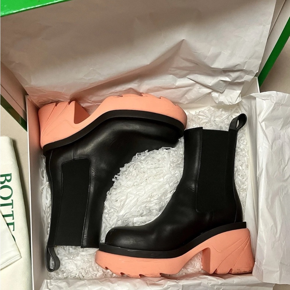 AUTHENTIC BOTTEGA VENETA Black &  Flamingo Pink Flash Chelsea Boots